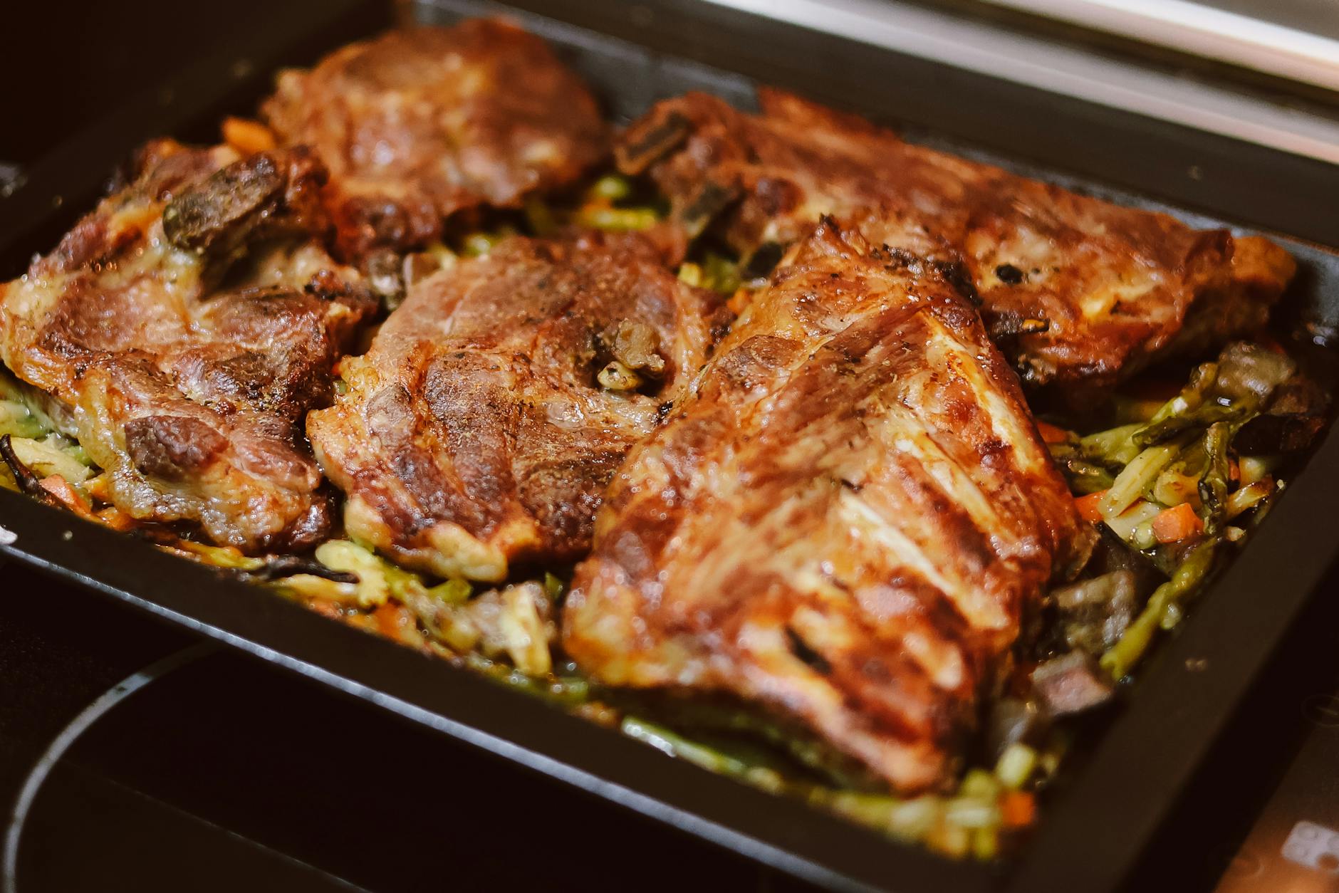 Pieczone soczyste mięso podane z świeżymi warzywami na obiad