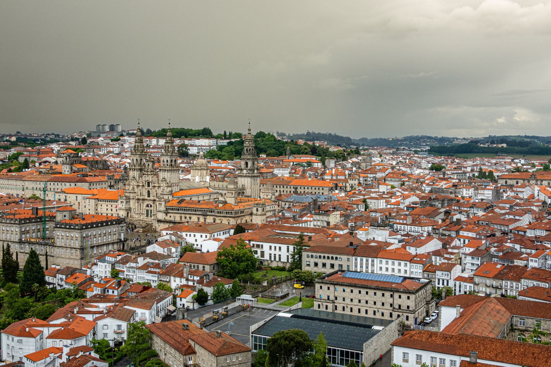 Panoramiczny widok Santiago de Compostela z katedrą z lotu ptaka