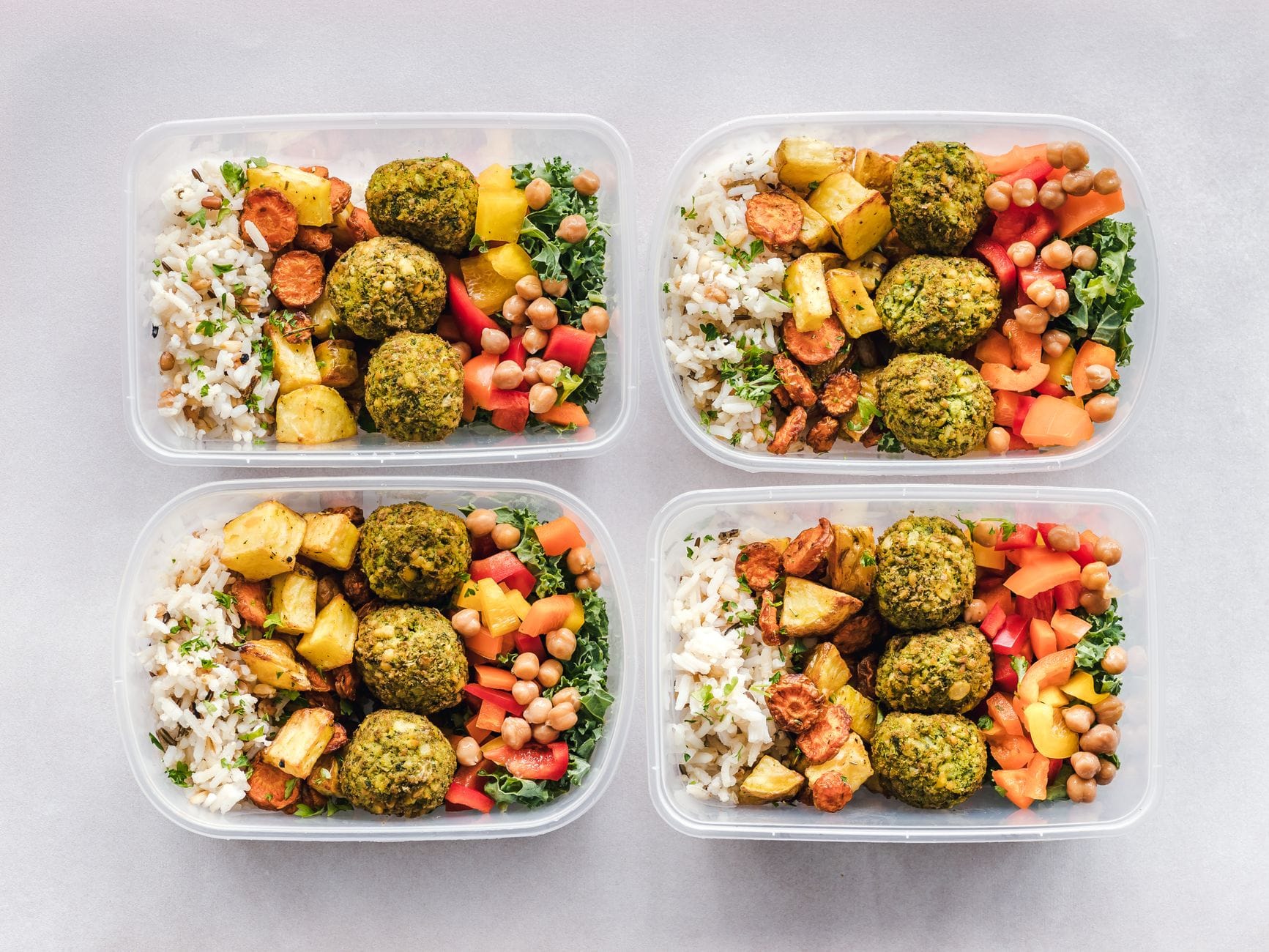 Pojemniki meal prep z falafelem, ciecierzycą, ryżem i warzywami