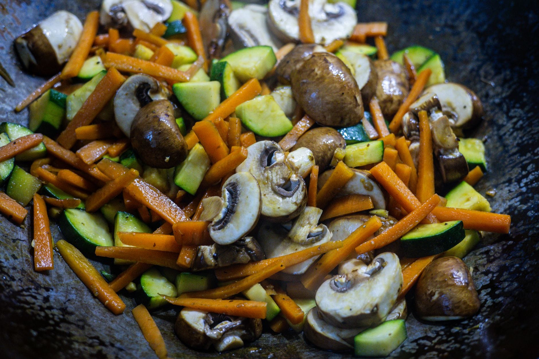 Stir-fry warzywne z pieczarkami, marchewką i cukinią w woku