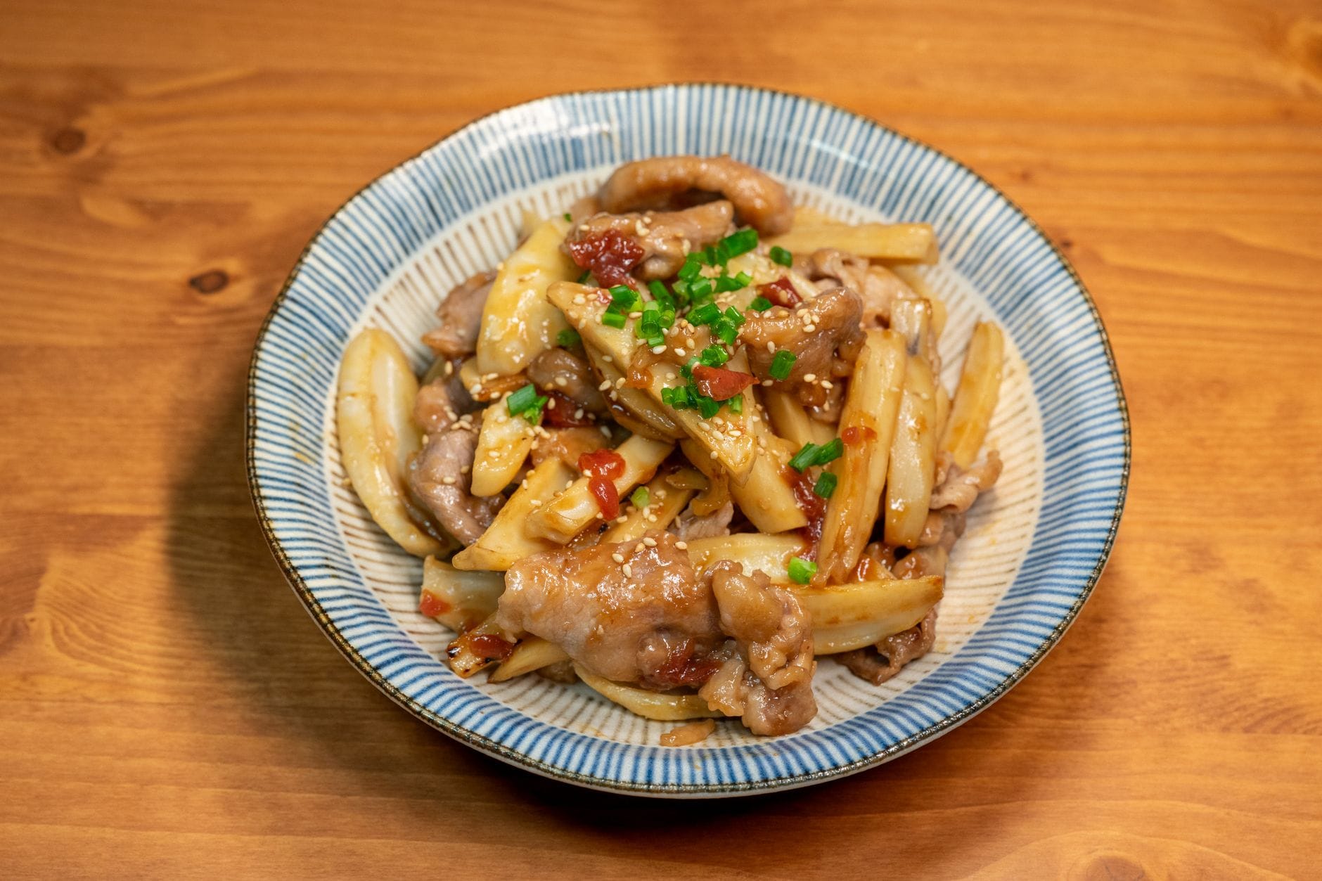 Stir-fry z wieprzowiną i warzywami w ozdobnym półmisku