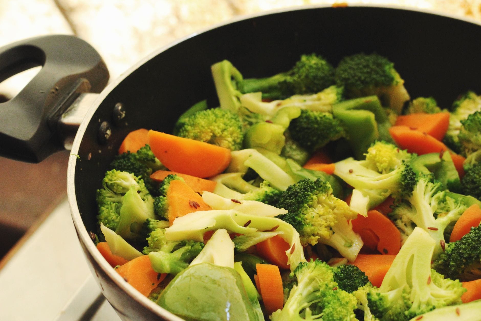 Warzywne stir-fry w patelni z brokułem, marchewką i papryką Warzywne stir-fry w patelni z brokułem, marchewką i papryką