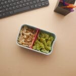 Dania jednogarnkowe do pracy: 14 przepisów idealnych do odgrzania Lunchbox z brokułami i pieczarkami na biurku w pracy