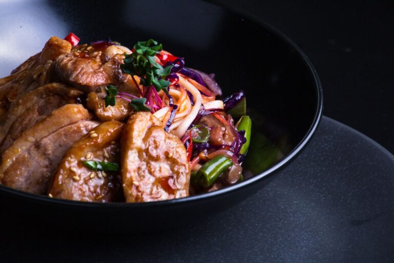 Azjatycki stir-fry z mięsem i warzywami w czarnej misce